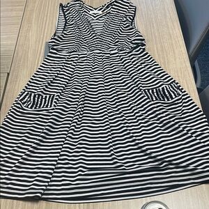 Calvin Klein black-and-white striped size 2 vintage dress. V-neck, pockets.